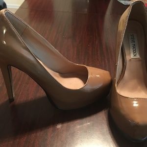 STEVE MADDEN TAN PUMPS